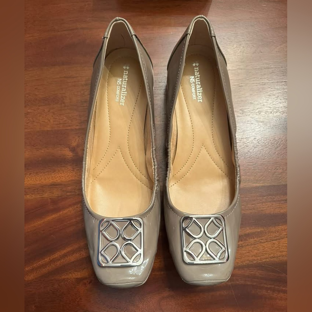 Naturalizer Women's Beige Loafers with Silver Accent